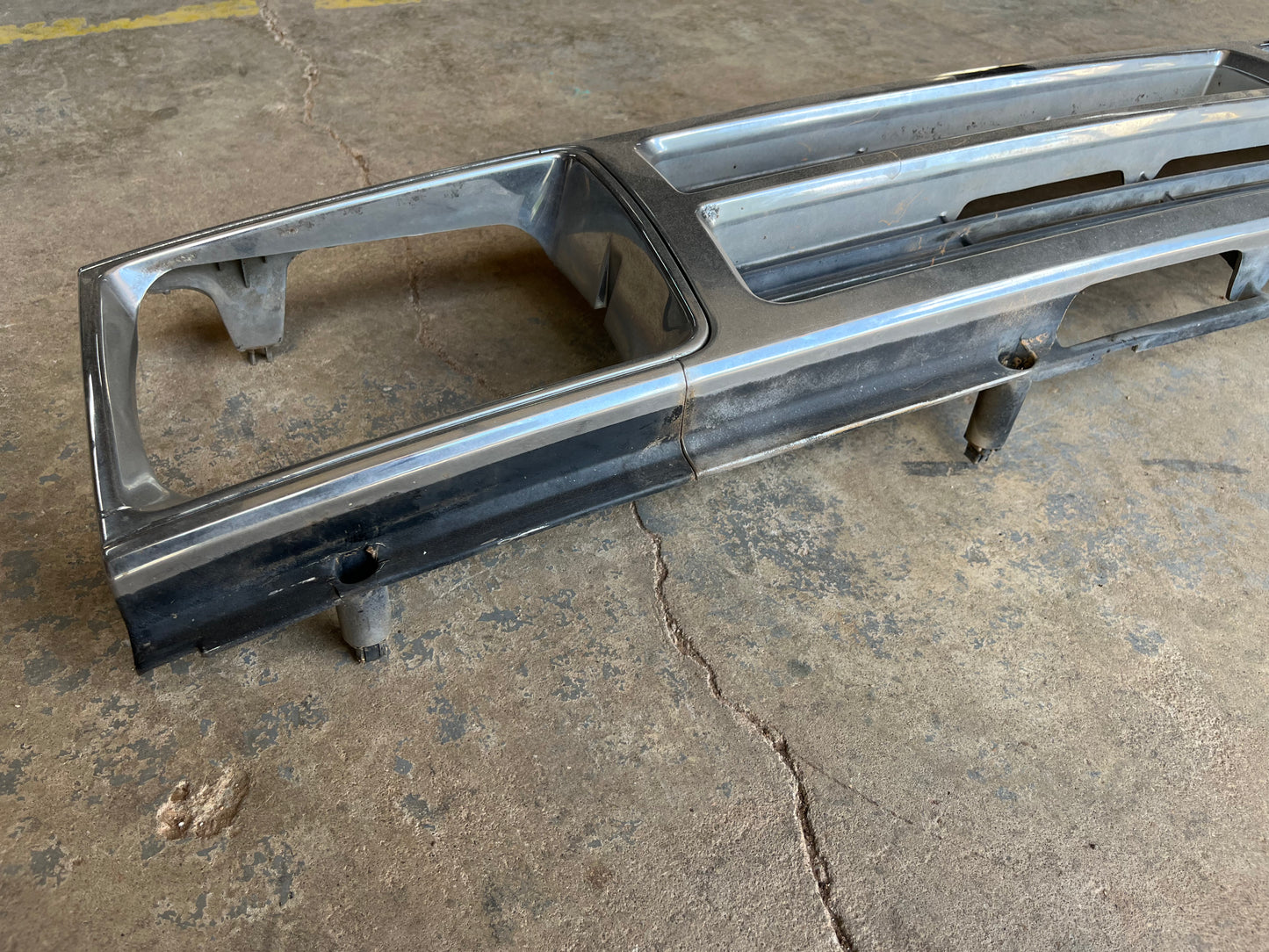 Used OEM Grille 3.0 V6 - Toyota 4Runner & Pickup - 1987-1989