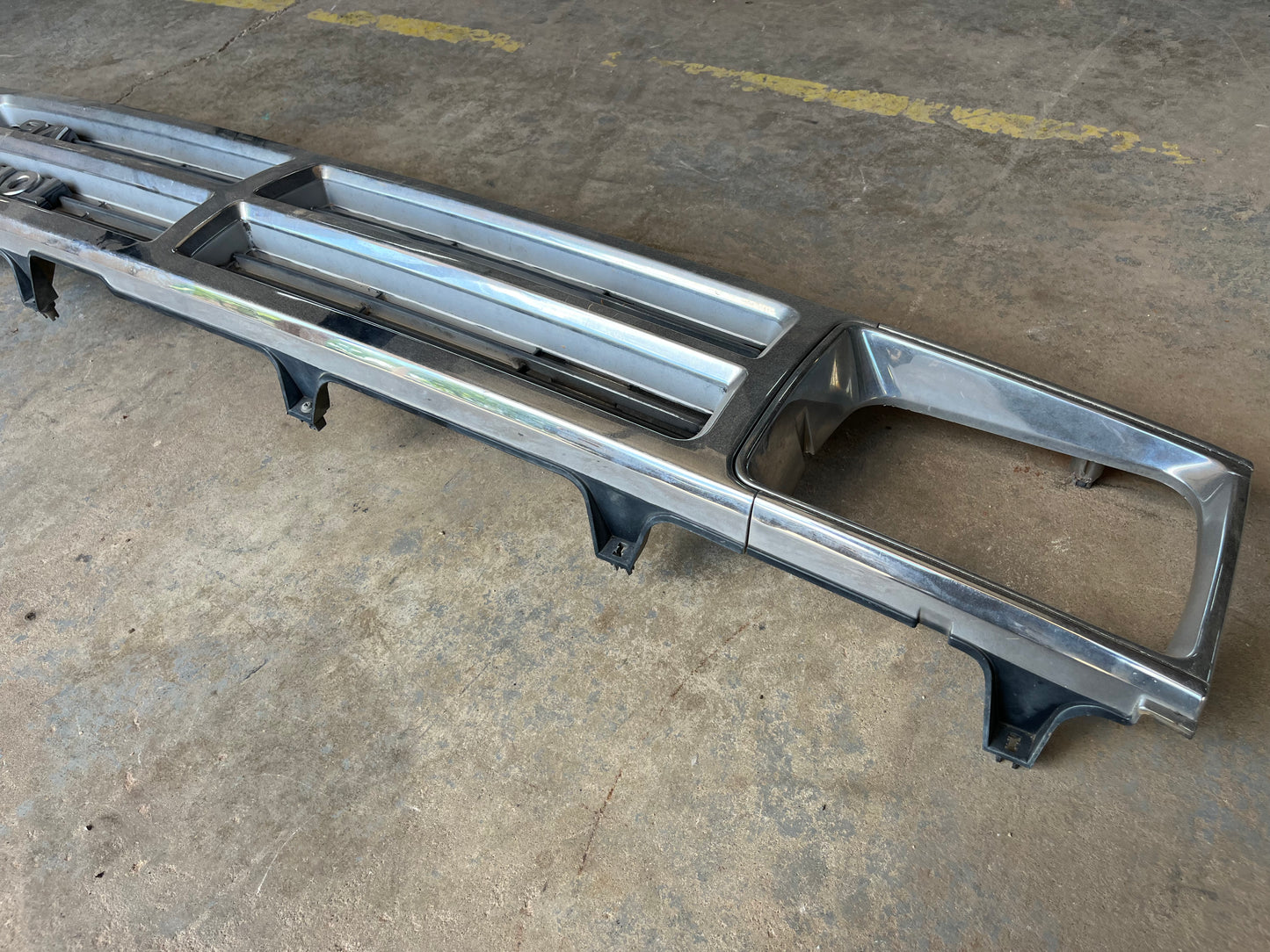Used OEM Grille 3.0 V6 - Toyota 4Runner & Pickup - 1987-1989